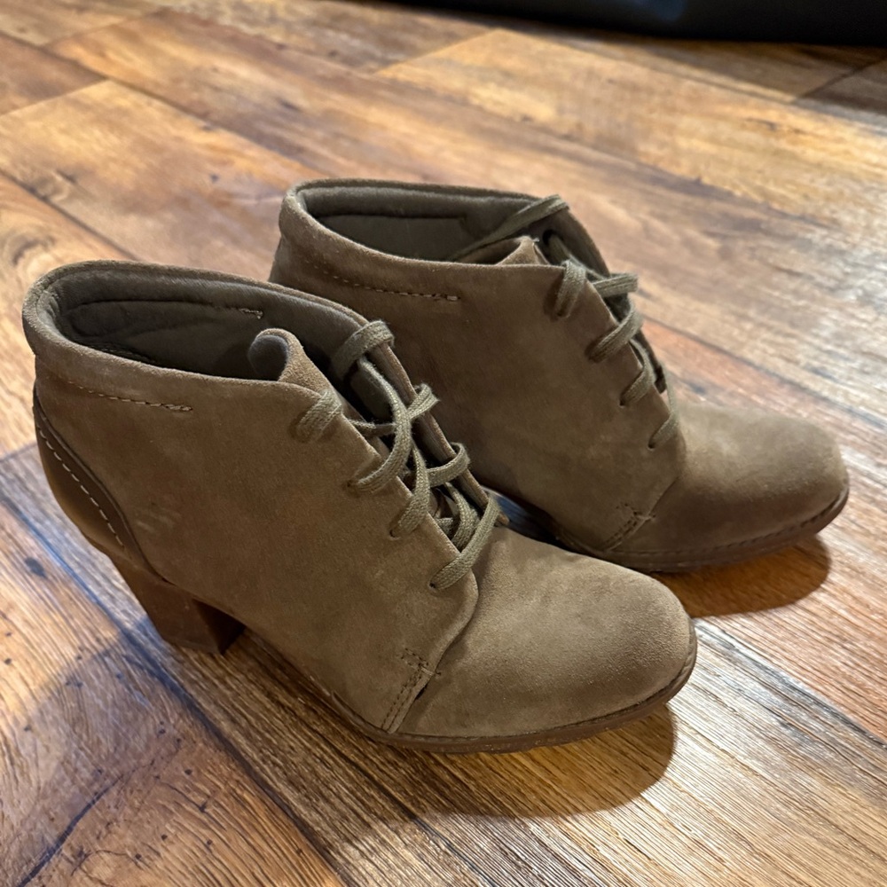 Clarks Collection Sashlin Sue Taupe Suede Ankle heel Booties- size: 6.5